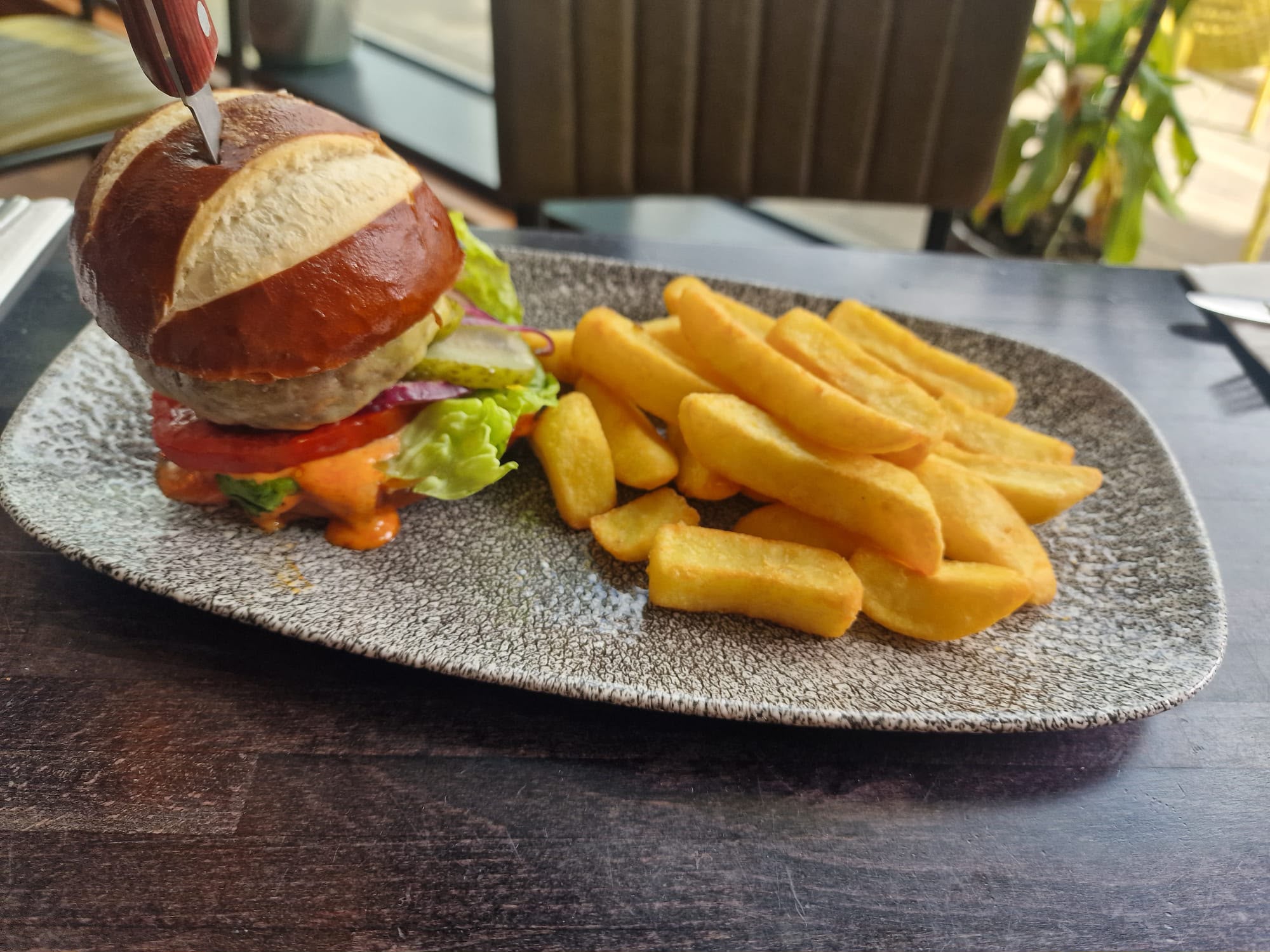 Grain burger with chunky chips